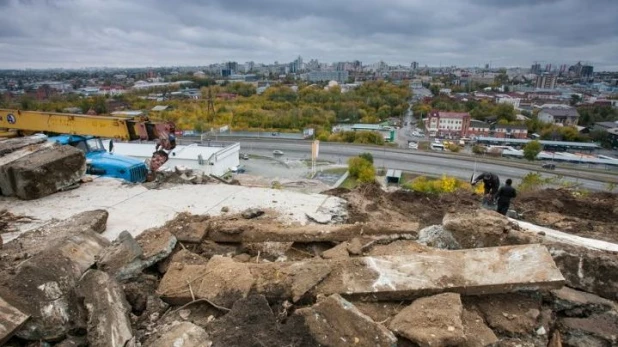 В Барнауле ломают лестницу ВДНХ