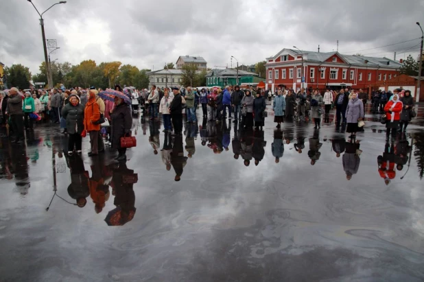 На площадь Спартака пришли несколько тысяч верующих.