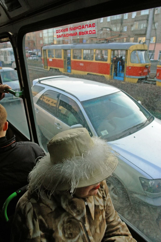 Грустные барнаульцы в общественном транспорте.