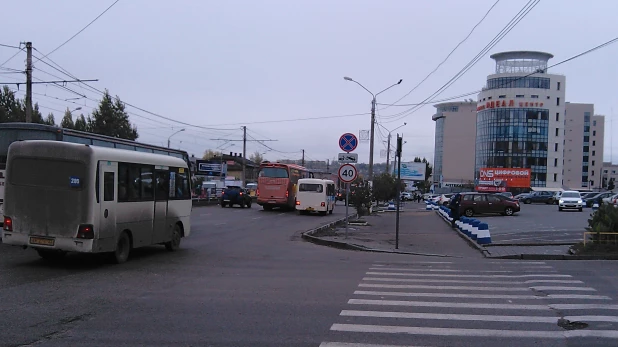 Власти Барнаула решили проблему парковок на тротуаре у "Сити-Центра"