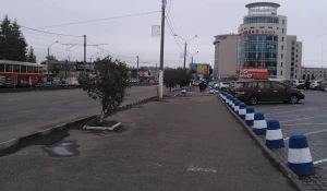 Власти Барнаула решили проблему парковок на тротуаре у "Сити-Центра"