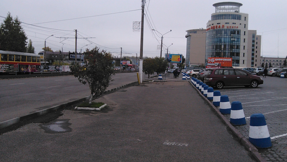 Власти Барнаула решили проблему парковок на тротуаре у "Сити-Центра"