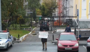 В Барнауле прошли одиночные пикеты в поддержку выборности мэра. 24 сентября 2015 года.