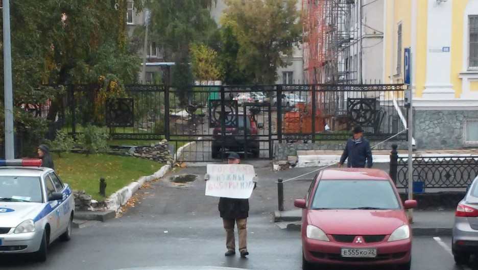 В Барнауле прошли одиночные пикеты в поддержку выборности мэра. 24 сентября 2015 года.