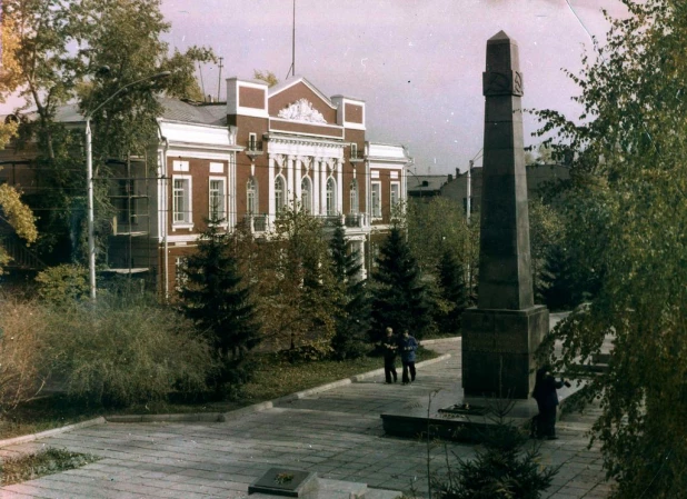 Памятник Павшим борцам за социализм (архитекторы — В.В. Казаринов, В.Э. Остен-Сакен, художник-монументалист — В.Ф. Добровольский)