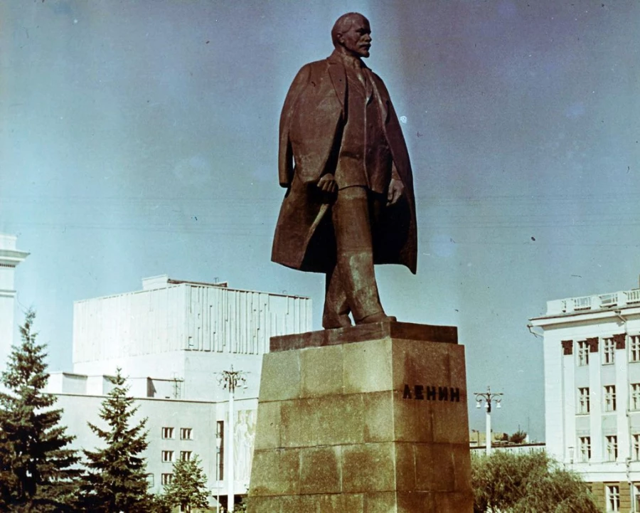 Площадь советов, центр композиции — памятник В.И. Ленину (скульптор — И.Д. Бродский, архитектор — В.В. Казаринов.