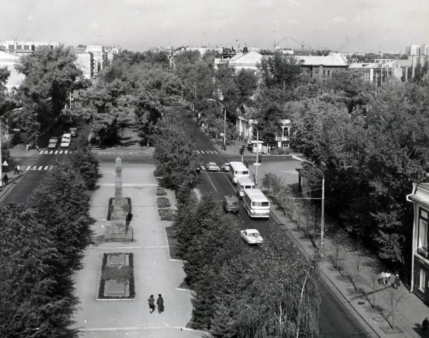 Памятник Павшим борцам за социализм (архитекторы — В.В. Казаринов, В.Э. Остен-Сакен, художник-монументалист — В.Ф. Добровольский).