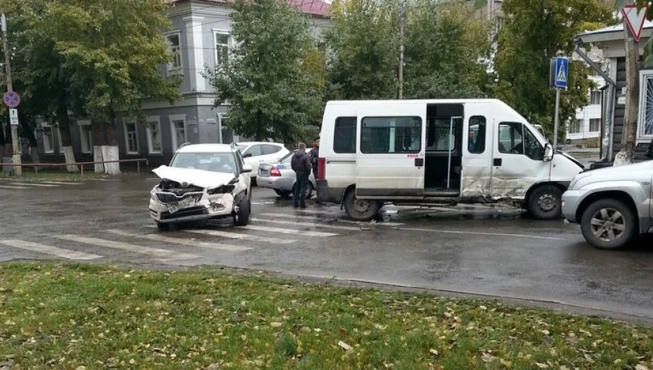 Авария на пересечении улиц Никитина и Максима Горького.