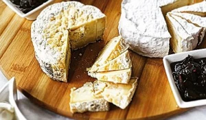 Свежесваренным сыром, который сохраняет свои вкусовые качества лишь несколько часов, теперь угощают посетителей ресторана Mozzarella.