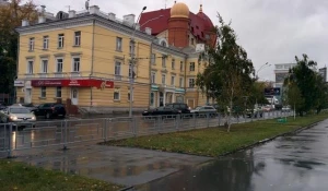 На месте ликвидированного перехода на проспекте Ленина поставили ограждение