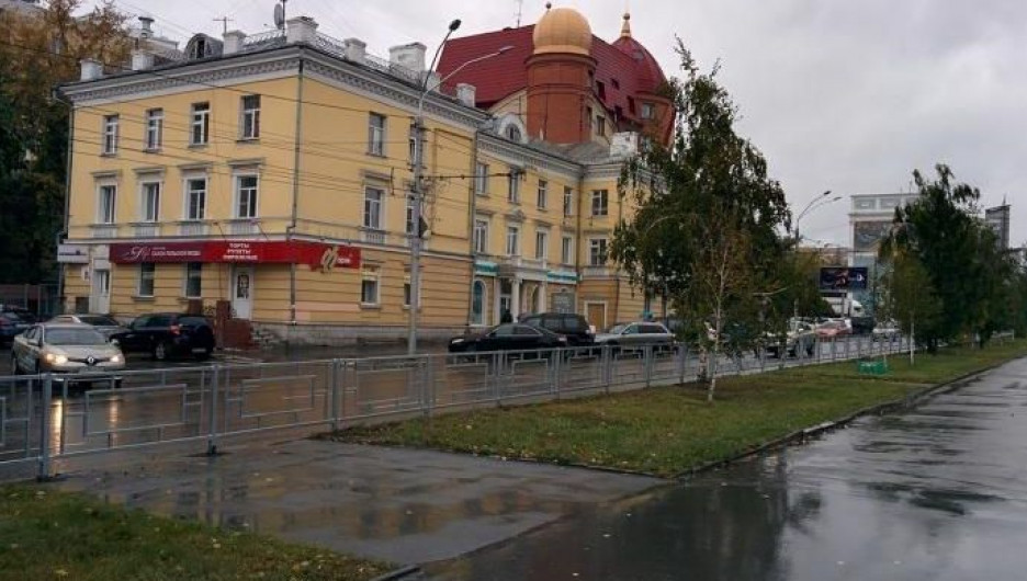 На месте ликвидированного перехода на проспекте Ленина поставили ограждение