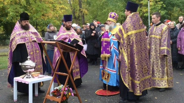 Молебен у планетария (Крестовоздвиженского храма).