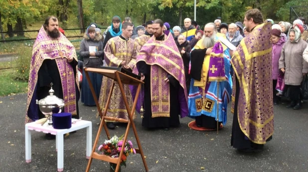 Молебен у планетария (Крестовоздвиженского храма).