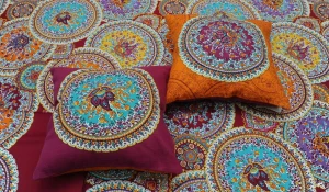 Невероятно красочные подушки могут стать подарком при покупке комплекта постельного белья Bassetti.