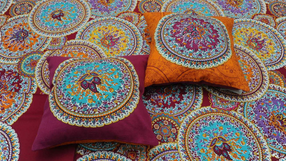 Невероятно красочные подушки могут стать подарком при покупке комплекта постельного белья Bassetti.
