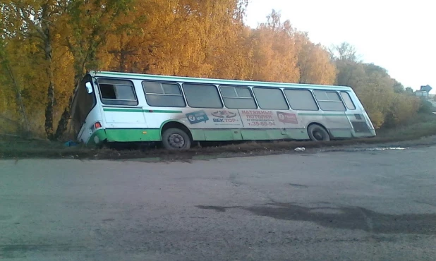 В Научном городке опрокинулся автобус.