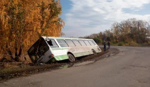 В Научном городке опрокинулся автобус.
