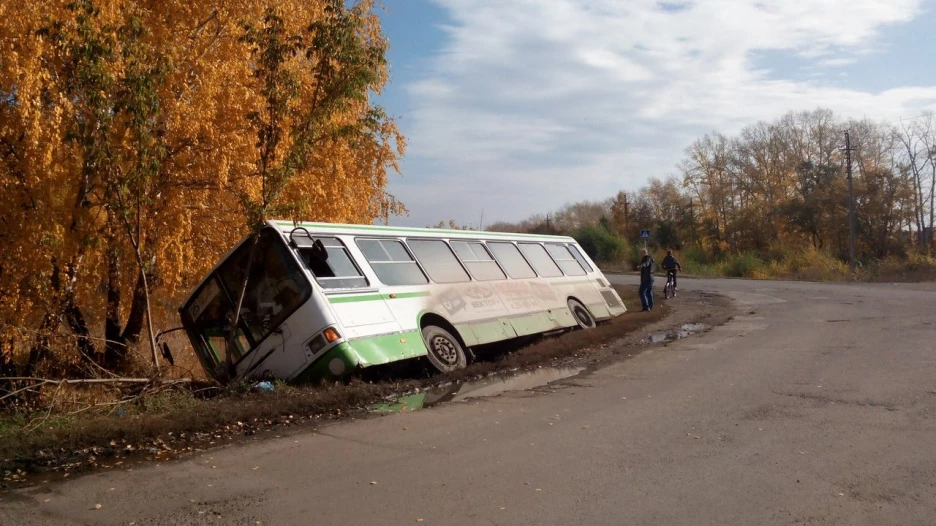 В Научном городке опрокинулся автобус.