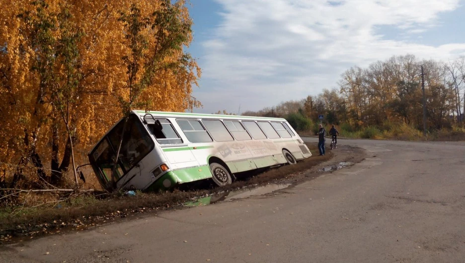 В Научном городке опрокинулся автобус.
