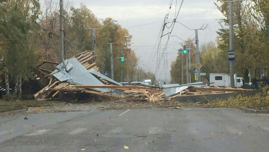 В Барнауле снесло крышу училища №35.