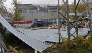 Крыша с училища № 35 упала на территорию подстанции "Западная".