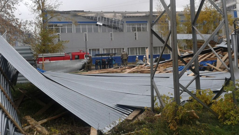 Крыша с училища № 35 упала на территорию подстанции "Западная".