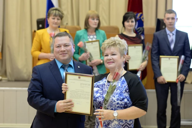 Награждение учителей. Награждение педагогов в Республике Алтай. Награждение учителей в Усть Куте. Награждение педагогов Мавлетбердин.