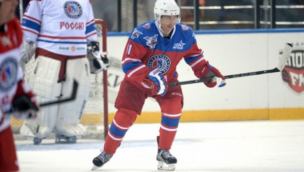 Путин сыграл в хоккей в свой день рождения.