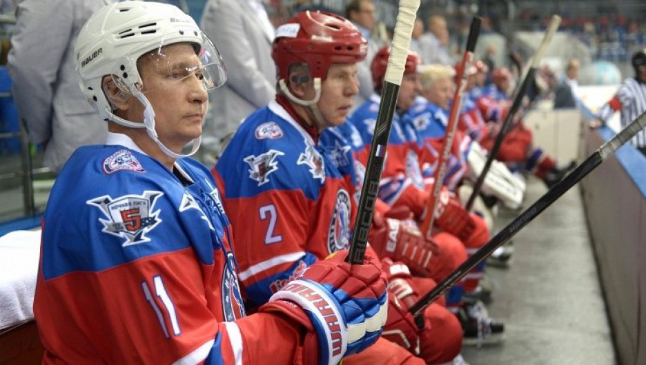 Путин сыграл в хоккей в свой день рождения.