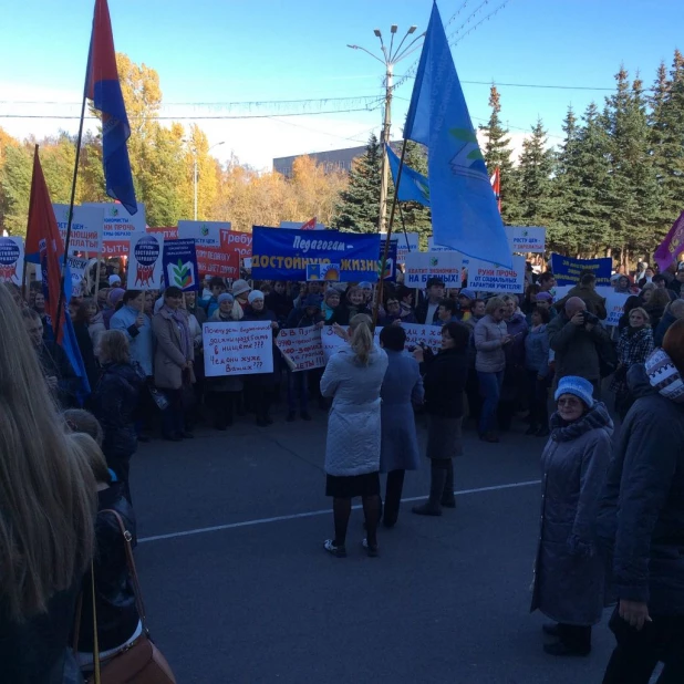 Профсоюзы провели митинг в Барнауле.