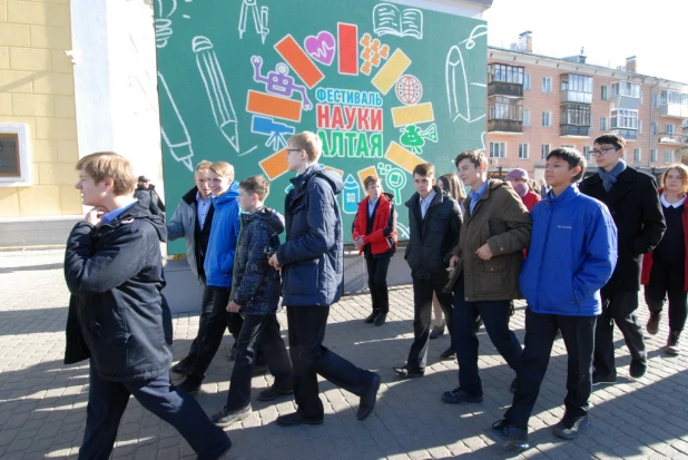 Фестиваль науки в Молодежном театре. Барнаул, 8 октября 2015 года.