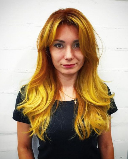 Окрашивание кончиков волос в желтый цвет с получением эффекта золота — эксперимент для любителей креатива.