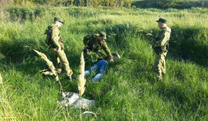 Алтайские пограничники задерживают нарушителя.