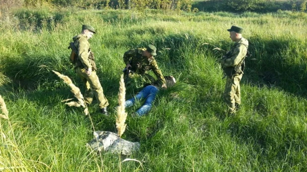 Алтайские пограничники задерживают нарушителя.