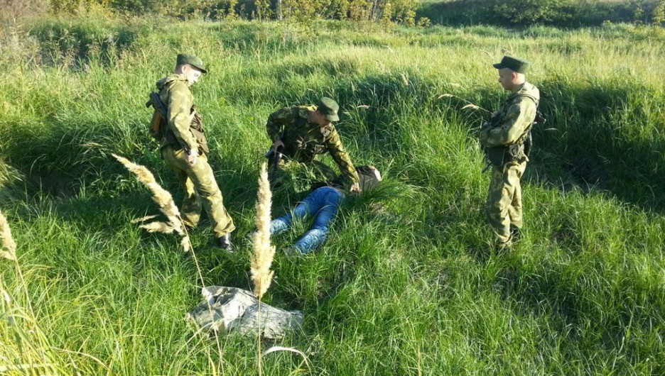 Алтайские пограничники задерживают нарушителя.