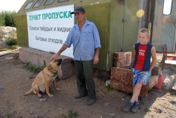 На полигоне бытовых отходов фирмы "Чистый двор".