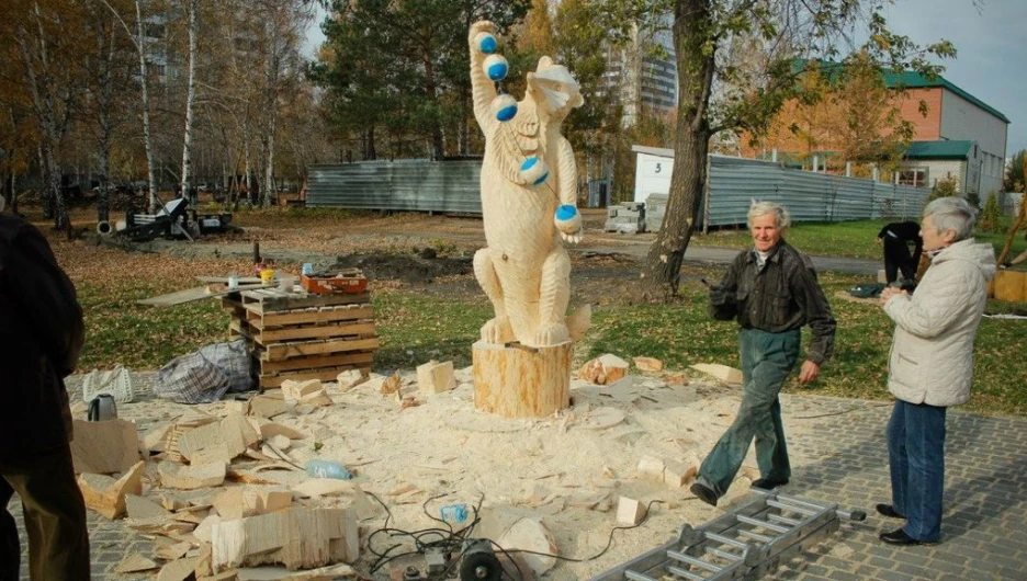 Николай Мозгунов и его "Жонглирующий енот". Фестиваль парковой скульптуры "Движение. Развитие. Творчество".
