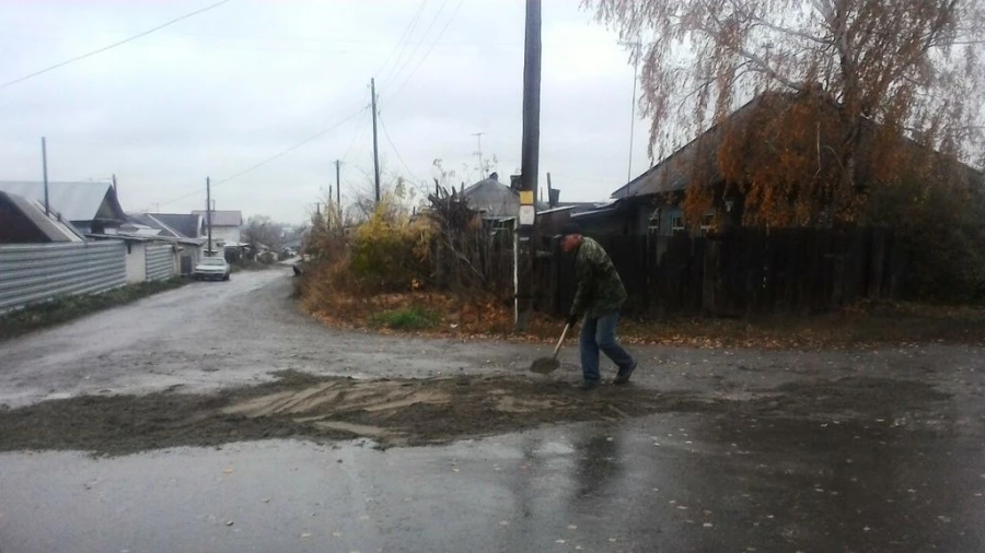Барнаулец самостоятельно засыпал яму на дороге.