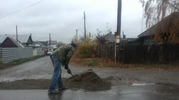 Барнаулец самостоятельно засыпал яму на дороге.