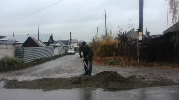 Барнаулец самостоятельно засыпал яму на дороге.