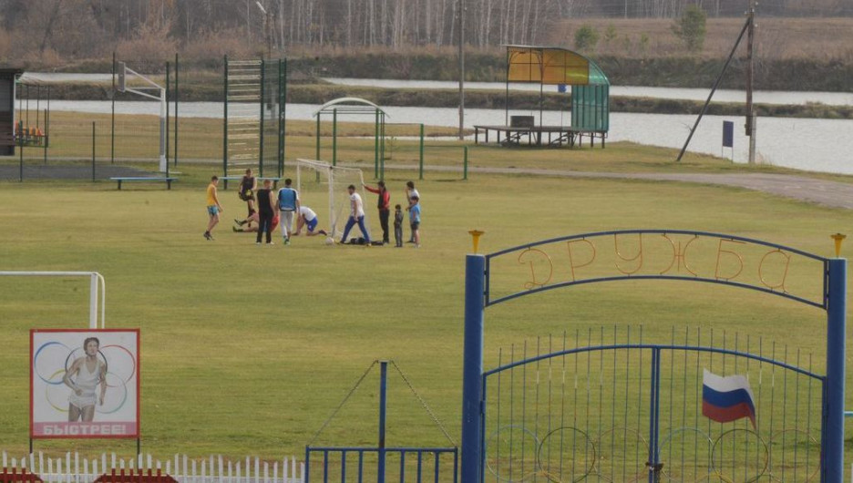 В Целинном районе строят спортивную площадку.