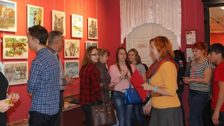 Известные алтайские поэты открыли выставку детских рисунков, организованную при поддержке "Алтайлеса".