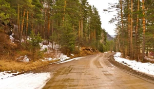 Осень, снег, скользкая дорога.