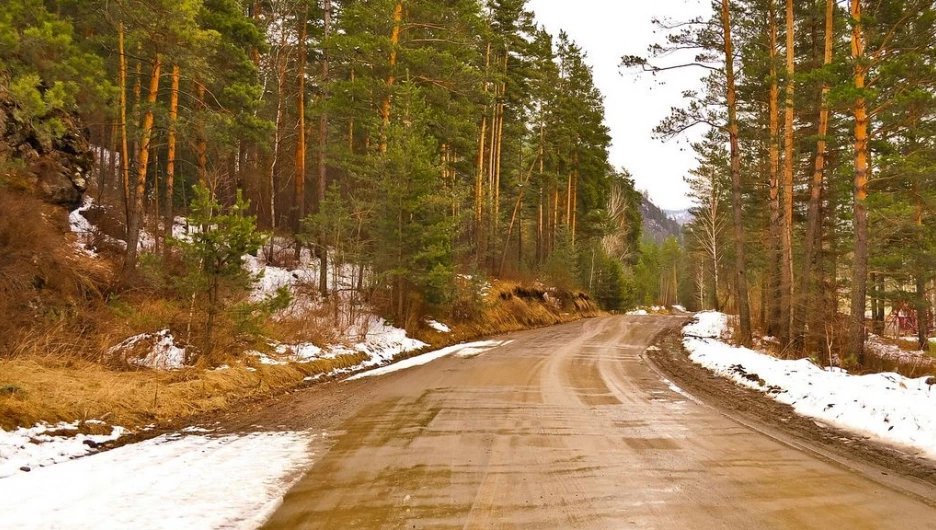 Осень, снег, скользкая дорога.