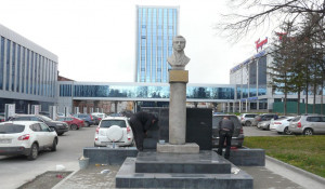 В Барнауле восстановили памятник Петру Фролову.