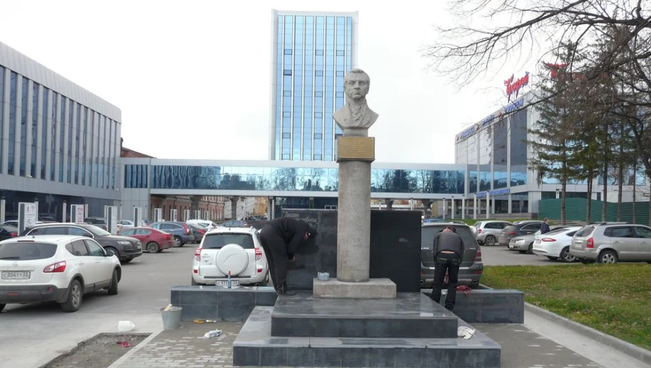 В Барнауле восстановили памятник Петру Фролову.