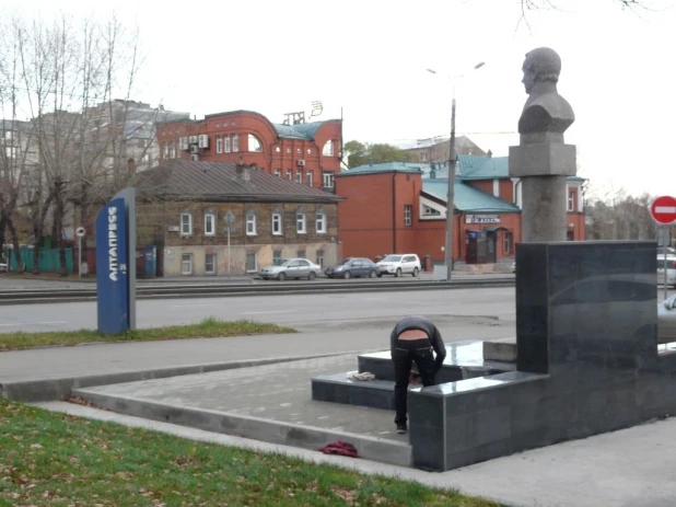 В Барнауле восстановили памятник Петру Фролову.