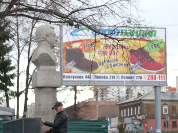 В Барнауле восстановили памятник Петру Фролову.