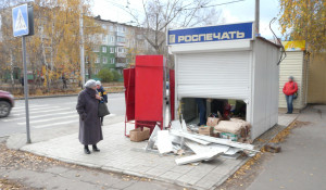 Неизвестный водитель протаранил газетный киоск в Барнауле