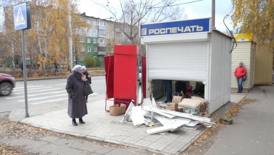 Неизвестный водитель протаранил газетный киоск в Барнауле